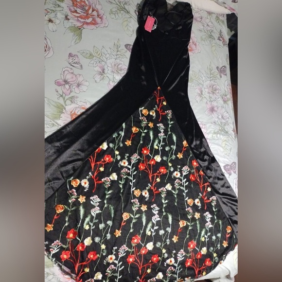 Dress size M - Picture 2 of 3